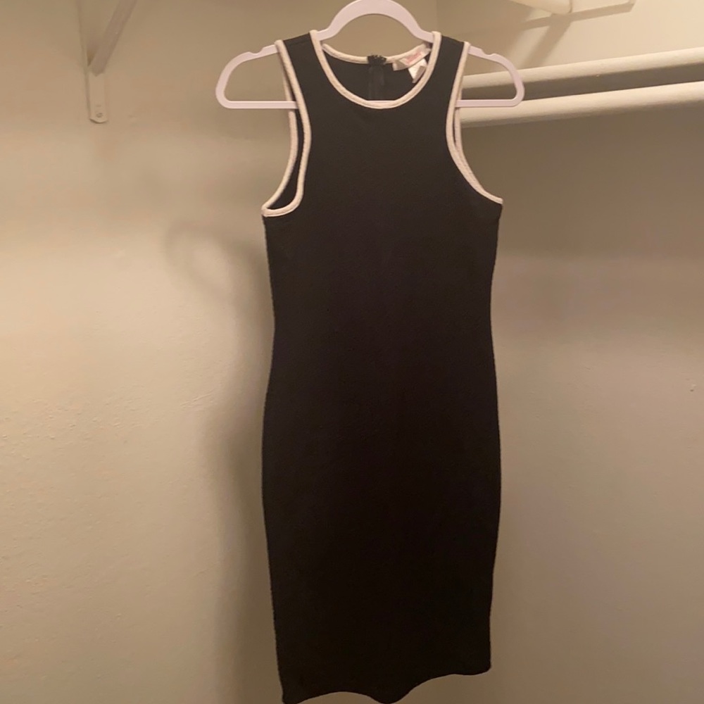 Black sleeveless dress